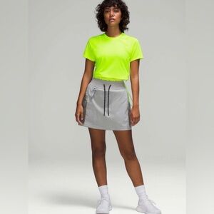 Lululemon Size 6 Lightweight Cinched Hem Hiking T-Shirt in Hi-Vis Yellow